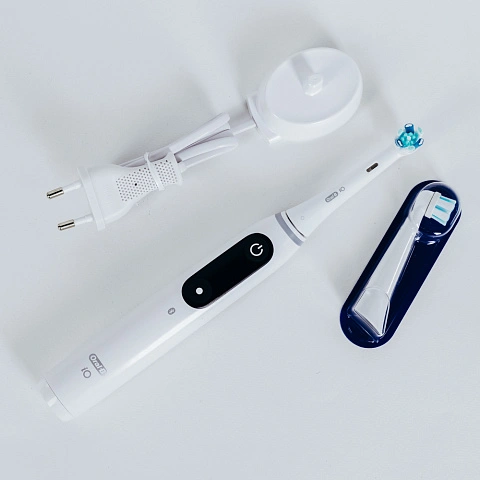 Электрическая зубная щетка Oral-B iO 6 White - изображение 4
