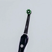 Электрическая зубная щетка Oral-B Pro 750 CrossAction Black D16.513.UX - изображение 8